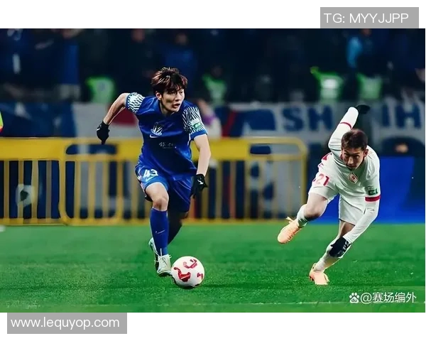 足球明星儿子调皮捣乱现场采访引发笑声与尴尬瞬间